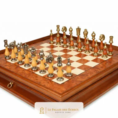 Pièces d'échecs Arabesque en métal et bois vues de près sur l'échiquier