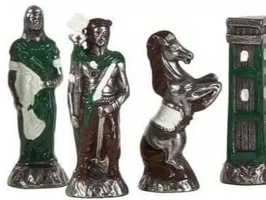 Pièces barbares argentées et vertes, roi, dame, cavalier et tour détaillés