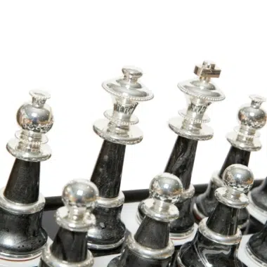 Jeu d'Échecs Fantaisie Staunton XL - Table Échiquier en bois et Albâtre & Pièces en bois et laiton massif