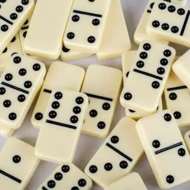 Set de Domino Gris Foncé - Coffret en Bois et en Similicuir – Image 4