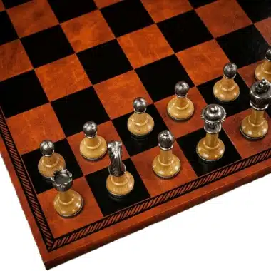 Jeu d'Echecs Staunton Metal et Bois et Échiquier en Similicuir Marron – Image 5