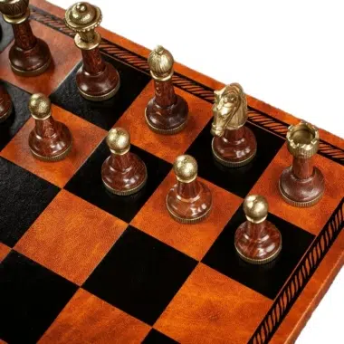 Jeu d'Echecs Staunton Metal et Bois et Échiquier en Similicuir Marron – Image 6