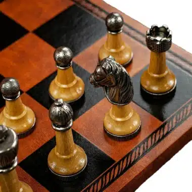 Jeu d'Echecs Staunton Metal et Bois et Échiquier en Similicuir Marron – Image 7