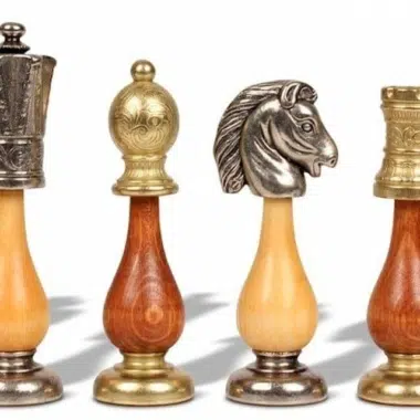 Jeu d'Echecs Arabesque en Bois et Métal et Échiquier en Similcuir – Image 4