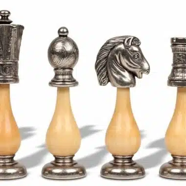 Jeu d'Echecs Arabesque en Bois et Métal et Échiquier en Similcuir – Image 6