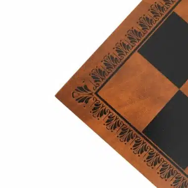 Détail du coin de l'échiquier montrant la bordure gravée en similicuir marron