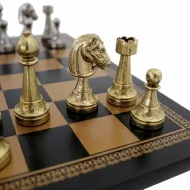 Jeu d'Echecs Staunton en Métal &  Échiquier en Similicuir – Image 4