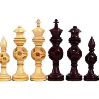 Pièces d'échecs Oriental alignées, comparaison des rois et fous clairs et foncés