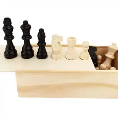 Coffret de rangement en bois ouvert avec pièces noires et claires disposées