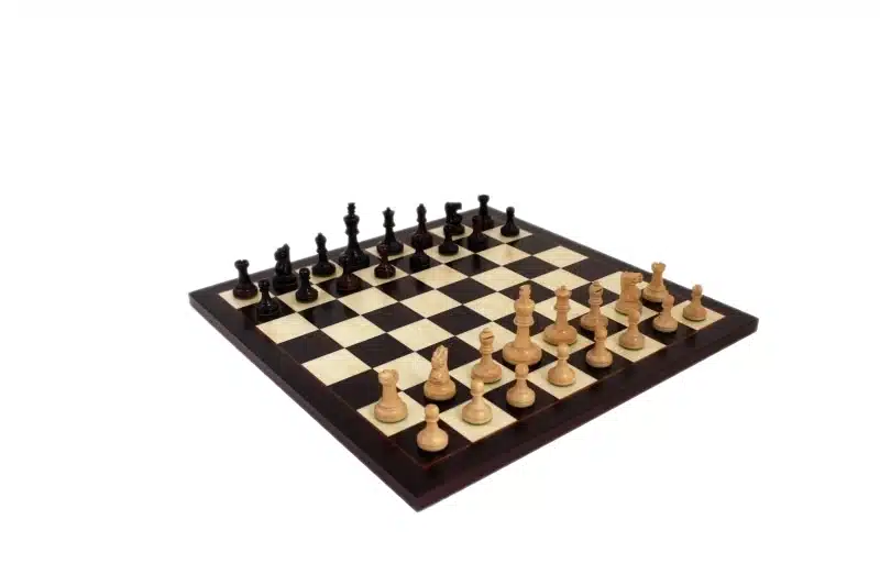 Jeu d'échecs et échiquier en bois de rose, vue d'ensemble complète
