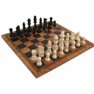 Jeu d'échecs classique complet sur échiquier en similicuir, pièces en bois noir et blanc