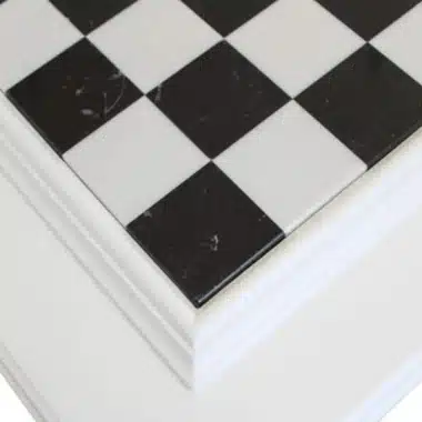 Grand Jeu d'Echecs en Bois et Métal Noir et Blanc & Échiquier en Marbre et Bois Laqué avec Rangement – Image 5
