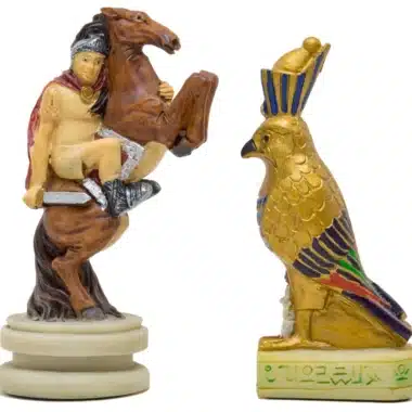 Jeu d'Echecs Romains VS Égyptiens en Résine & Échiquier en Similicuir avec Compartiment de Rangement – Image 6