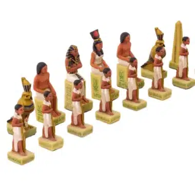 Jeu d'Echecs Romains VS Égyptiens en Résine & Échiquier en Similicuir avec Compartiment de Rangement – Image 7