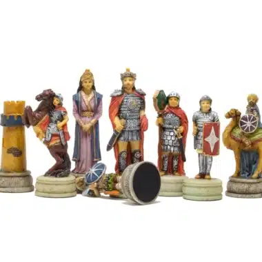 Pièces d'échecs en résine Romains et Arabes alignées avant mise en place