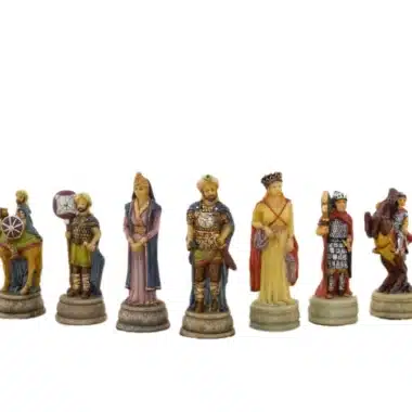 Sept pièces d'échecs Arabes et Romains représentant cavaliers, dames et soldats