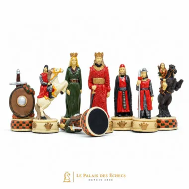 Pièces majeures du jeu avec roi, dame, cavalier à cheval et fou vus de face