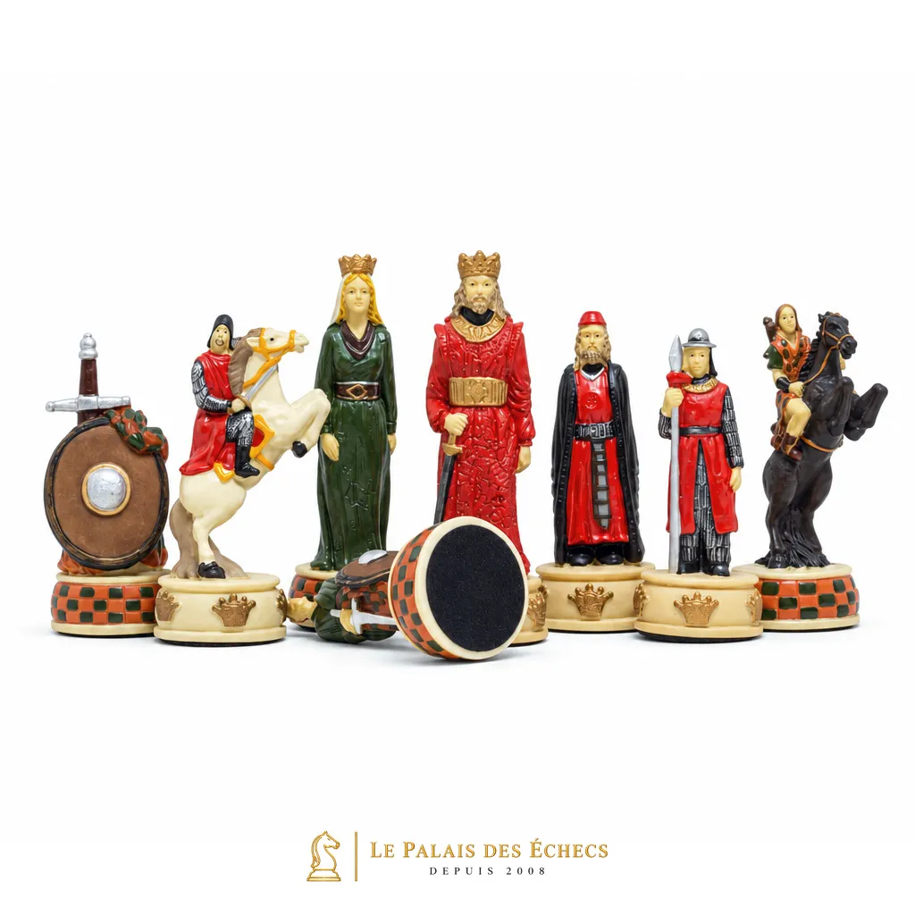 Pièces majeures du jeu avec roi, dame, cavalier à cheval et fou vus de face