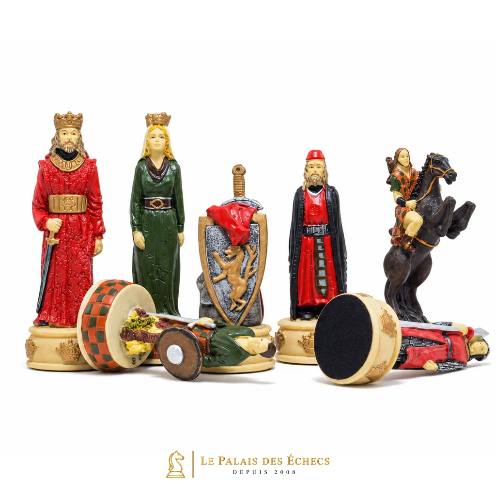 Pièces majeures du jeu avec roi, dame, fou et cavalier vues de profil
