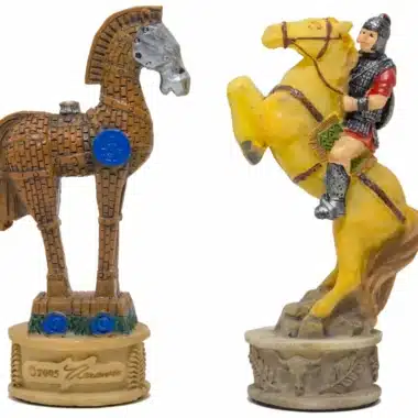 Jeu d'Echecs en Résine Mythologie Grecque : La Bataille de Troie et Échiquier en Similicuir Doré et Bleu – Image 5