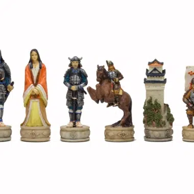 Jeu d'Echecs Samouraï en Résine Peint à la Main et Échiquier en Similicuir Doré et Bleu – Image 4