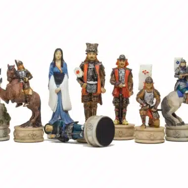 Jeu d'Echecs Samouraï en Résine Peint à la Main et Échiquier en Similicuir Doré et Bleu – Image 3