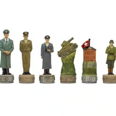 Rangée de pièces d'échecs figurant officiers allemands, char d'assaut et soldat suisse