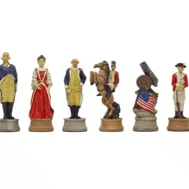 Jeu d'Echecs Guerre d'Indépendance des Etats Unis en Résine & Échiquier en Similicuir avec Compartiment de Rangement – Image 4