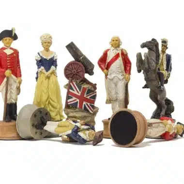 Jeu d'Echecs Guerre d'Indépendance des Etats Unis en Résine & Échiquier en Similicuir avec Compartiment de Rangement – Image 3