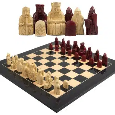 Grand Jeu d'Echecs Île de Lewis en Résine Rouge et Crème & Échiquier en Bois Laqué