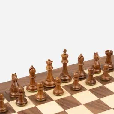 Pièces d'échecs Oxford en bois d'acacia foncé disposées sur l'échiquier