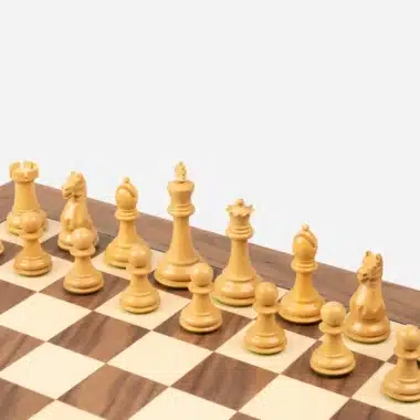 Pièces d'échecs Oxford en bois de buis clair alignées sur l'échiquier