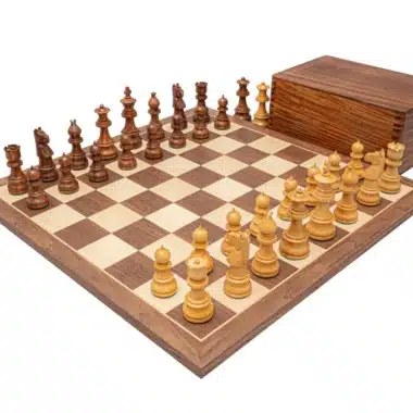 Jeu d'échecs en bois de rose doré sur échiquier en noyer et érable avec coffret