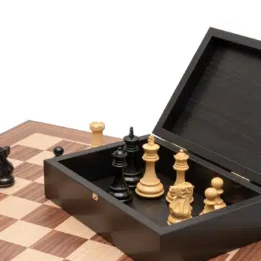 Coffret de rangement ouvert avec pièces du jeu Highclere soigneusement rangées