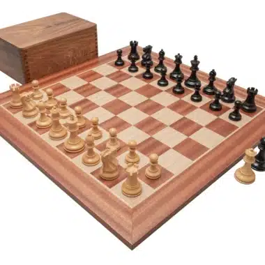 Ensemble complet Staunton en bois de buis sur échiquier en acajou et bouleau, coffret ouvert à côté
