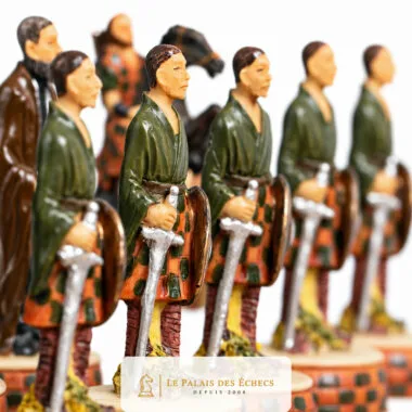 Pièces d'échecs en rang figurant des guerriers écossais en kilt armés d'épées