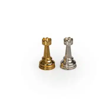 Petit Échiquier en Verre Blanc et Noir & Jeu d'Échecs en Métal Plaqué Or / Argent – Image 7