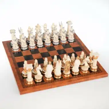 Pièces d'échecs Mythologie Grecque alignées sur l'échiquier en similicuir