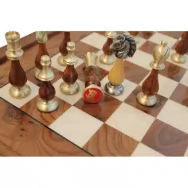 Alternative view of Jeu d'Echecs Grand Oriental - Échiquier en Bois de Bruyère et Bois d'Orme & Jeu d'Echecs en Laiton Massif et Bois
