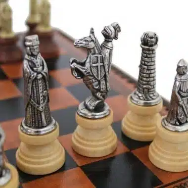 Jeu d'Echecs Médiéval - Échiquier Jeu de Dames & Backgammon en Similicuir Marron / Noir avec Compatiment de Rangement & Jeu d'Echecs en Métal – Image 3