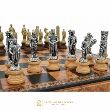 Pièces d'échecs Romains et Barbares en métal, détail sur l'échiquier
