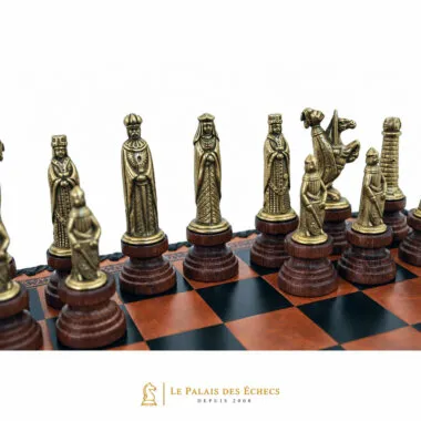 Détail des pièces d'échecs médiévales dorées représentant roi, dame et personnages