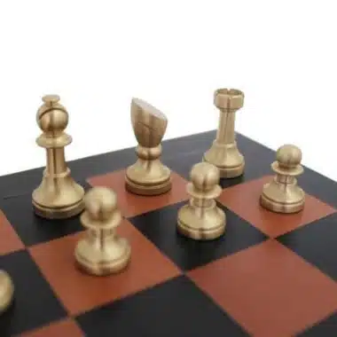 Petit Jeu d'Echecs Moderne en Laiton Artisanal & Échiquier en Cuir Véritable – Image 3