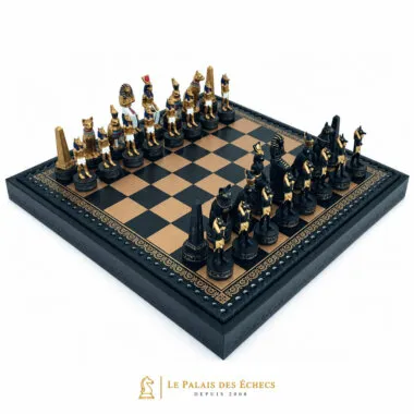 Jeu d'échecs Égypte Ancienne complet posé sur échiquier en similicuir noir et doré