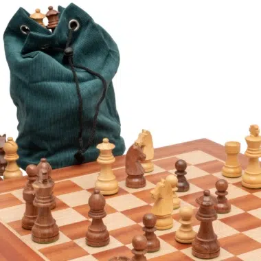Sac de rangement vert posé sur l'échiquier avec les pièces en jeu