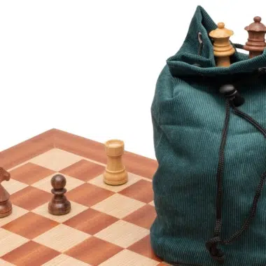 Détail du sac de rangement vert entrouvert laissant apparaître dame et roi