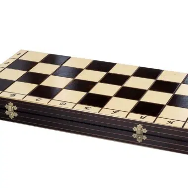 Échiquier en bois pliable fermé, vue sur les fermoirs métalliques et les lettres gravées