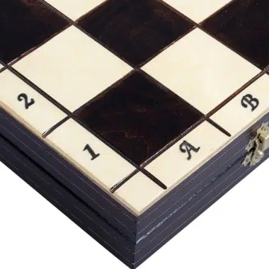Coin de l'échiquier pliable en bois avec coordonnées A, B gravées