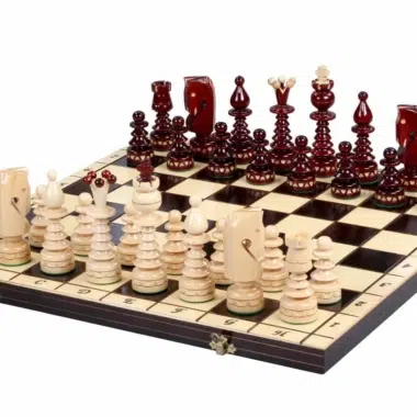 Jeu d'échecs orné en bois pliable, vue d'ensemble sur échiquier déplié