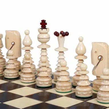 Pièces d'échecs naturelles détaillées sur échiquier bicolore en bois